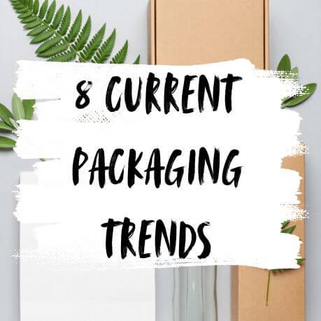 8 current packaging trends, written on a white and grey background, with a bag, two boxes and a glass bottle and leaves.